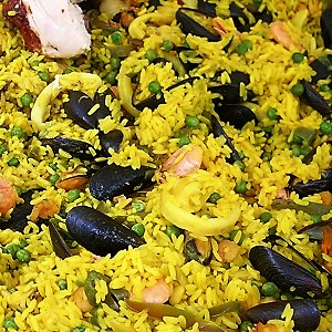 Kwoa Photo Serie - Food Texture - Market chicken, calmar and mussel paella - France
