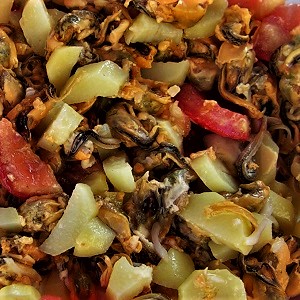 Kwoa Photo Serie - Food Texture - Mussel, tomatoe and cucumber salad - Homemade