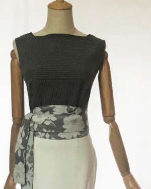 Accountable collection - High-rise sleeveless grey office blouse with boat neck - Effy By Design fashion 01