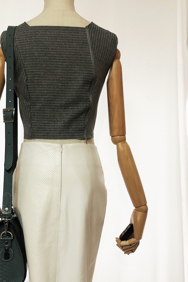 Accountable collection - High-rise sleeveless grey office blouse with boat neck - Effy By Design fashion 03