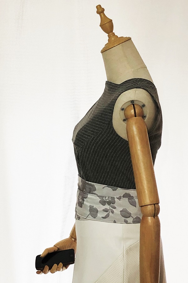Accountable collection - High-rise sleeveless grey office blouse with boat neck - Effy By Design fashion 05