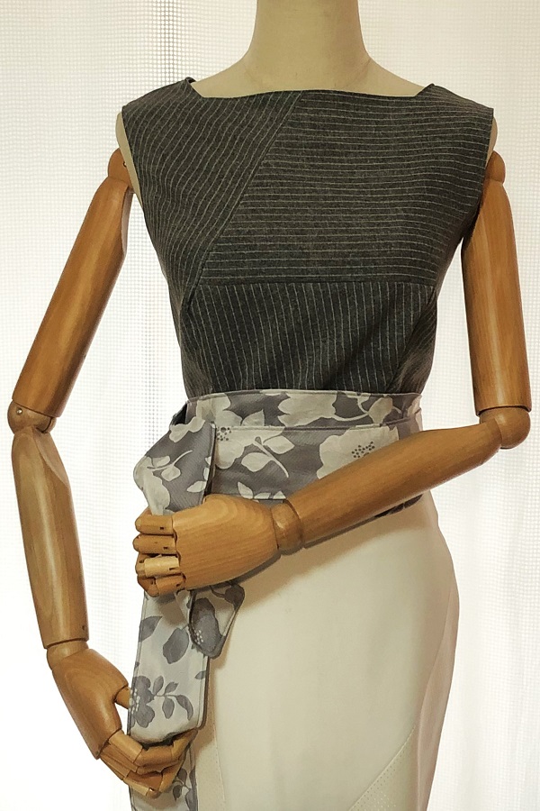 Accountable collection - High-rise sleeveless grey office blouse with boat neck - Effy By Design fashion 06